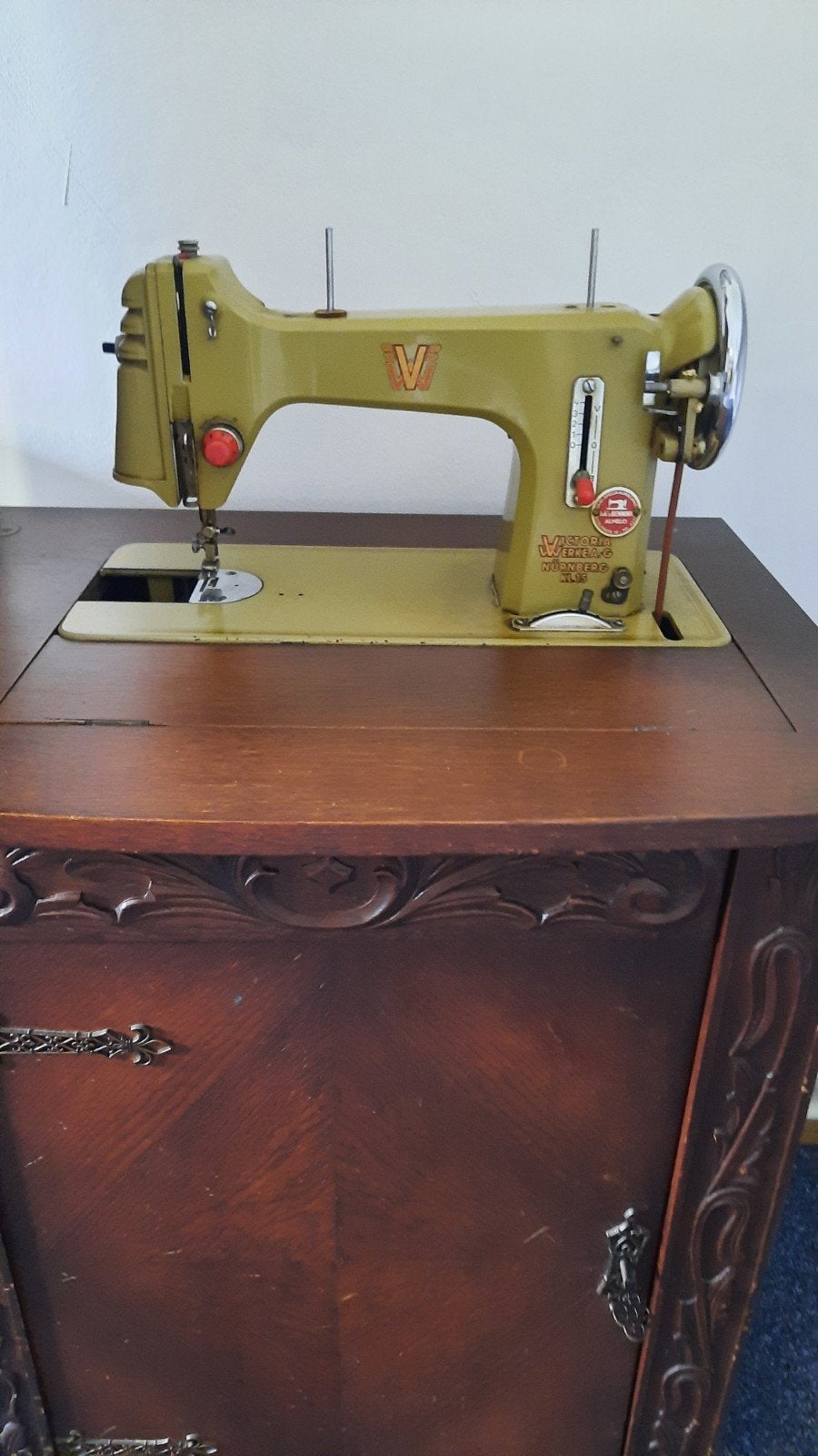 Vintage Victoria Werke trapnaaimachine in houten kast, Ophalen