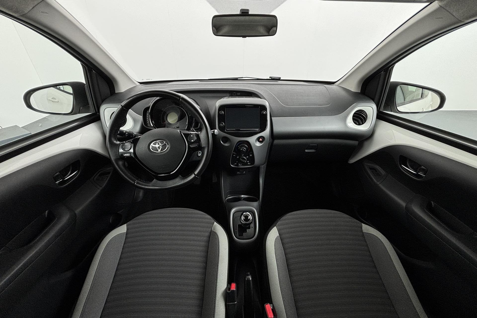 Toyota Aygo 1.0 VVT-i x-play moeiteloos automatisch rijden!, Stof, Gebruikt, 4 stoelen, Wit