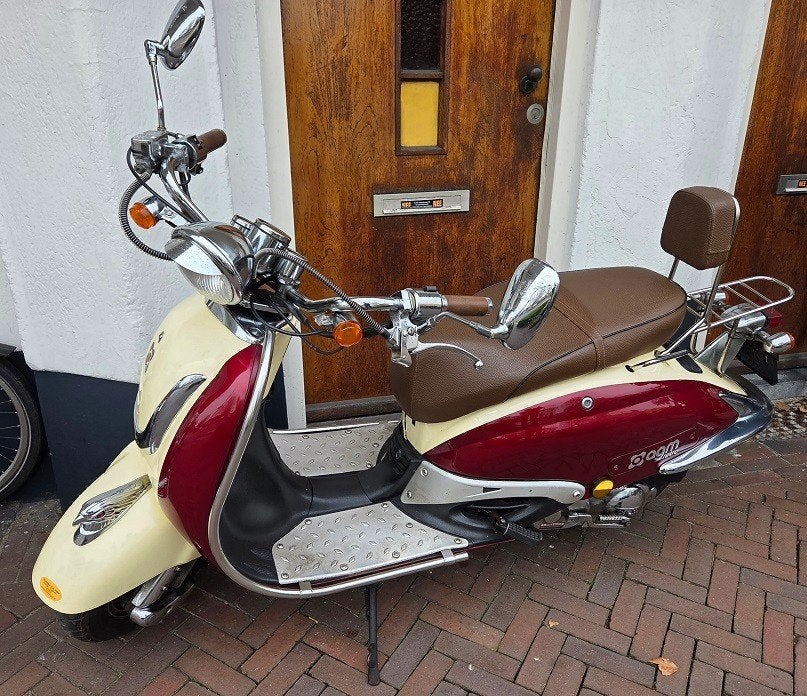AGM Retro Rood/Creme 1050 bij Scooterforyou, Zwolle, Fietsen en Brommers, Ophalen, Gebruikt, Maximaal 45 km/u, Benzine