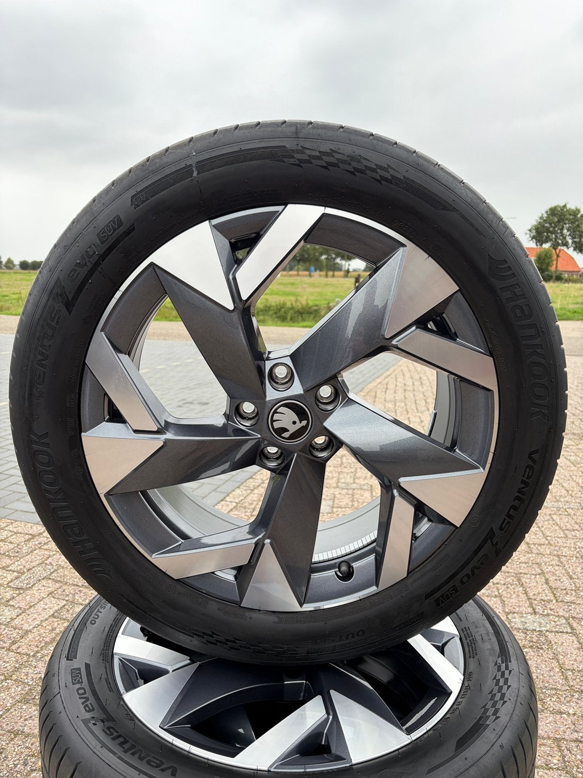 Skoda Kodiaq || Sportline 19” velgen met Hankook zomerbanden, Gebruikt, Banden en Velgen, 235 mm, Personenwagen