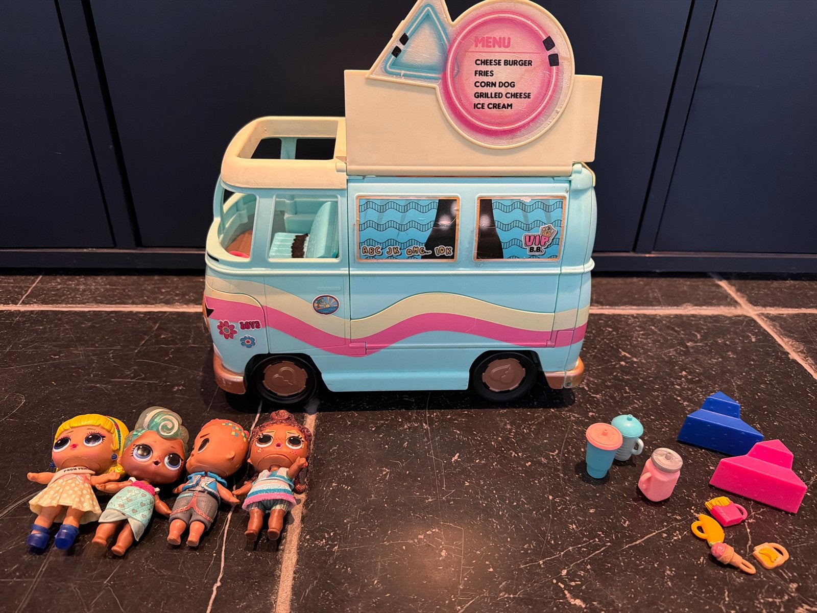 L.O.L. Surprise! Grill & Groove Camper + 4 LOL popjes, Kinderen en Baby's, Speelgoed | Speelgoedvoertuigen, Ophalen of Verzenden
