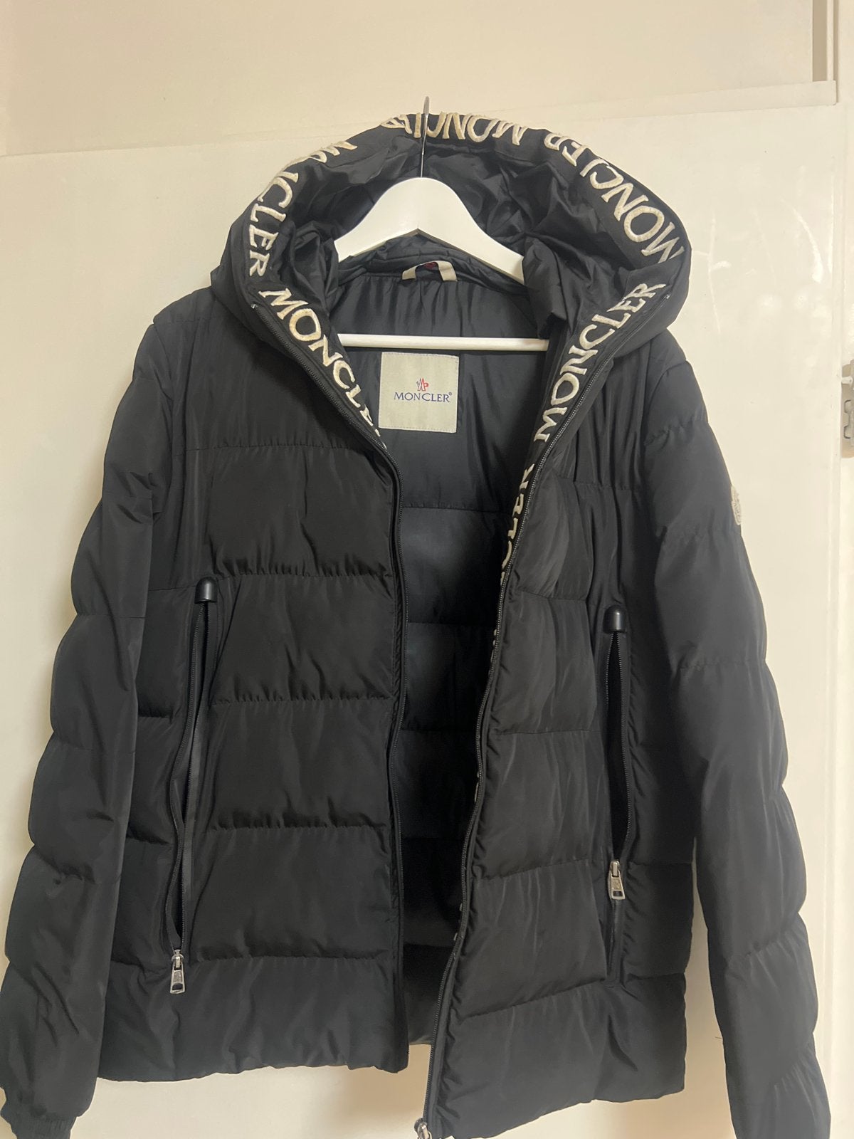 Moncler Longue Saison Jas Zwart - Maat 2 (M), Ophalen of Verzenden, Zo goed als nieuw, Maat 48/50 (M), Zwart
