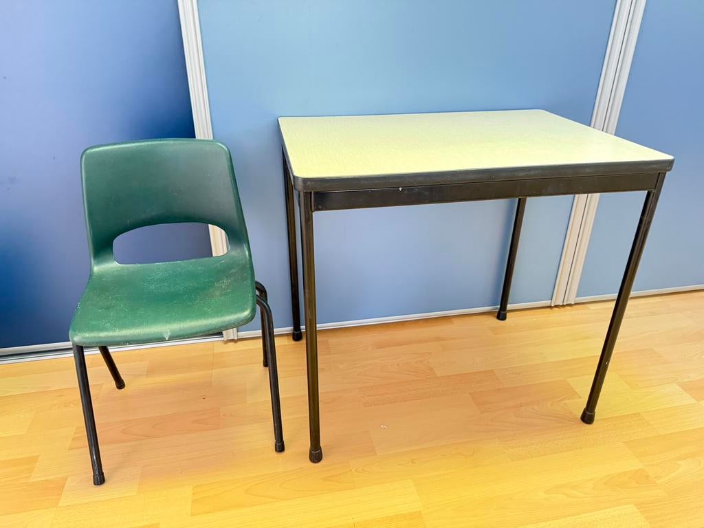 Vintage retro schoolset tafel + groen stoeltje jaren 50/60, Ophalen, Gebruikt, Tafel(s) en Stoel(en)