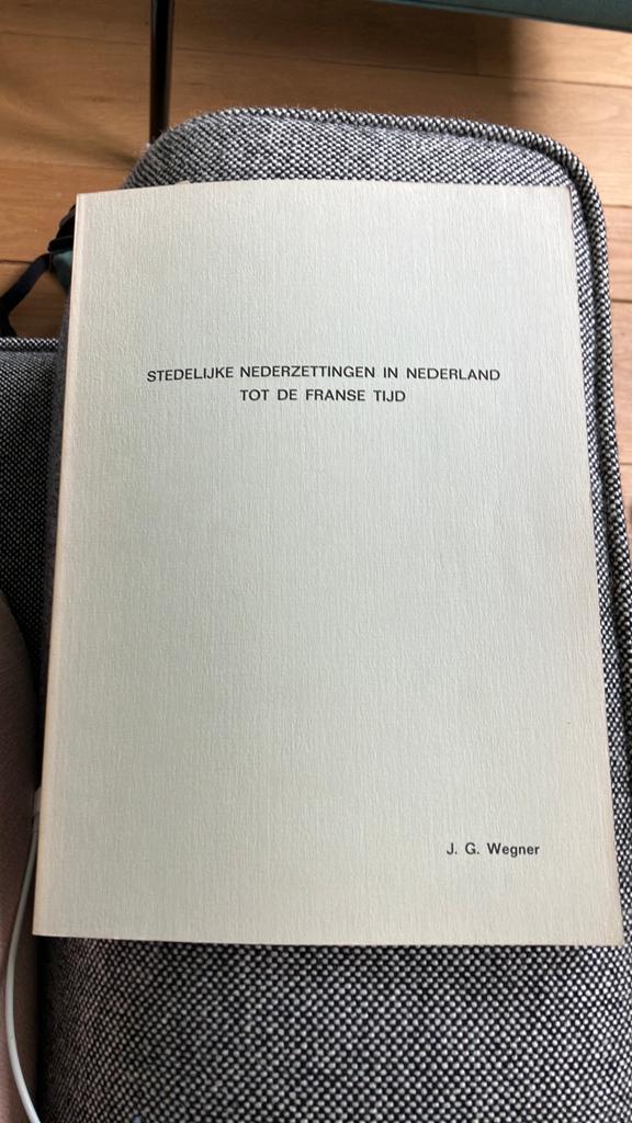 J.G. Wegner - Stedelijke nederzettingen in Nederland tot de, Ophalen of Verzenden, 17e en 18e eeuw, Zo goed als nieuw