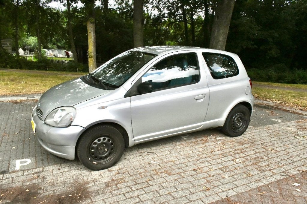 Toyota Yaris 1.0 16V 3DR Linea Luna 2000 Grijs, Auto's, Toyota, Particulier, Yaris, ABS, Airbags, Boordcomputer, Centrale vergrendeling