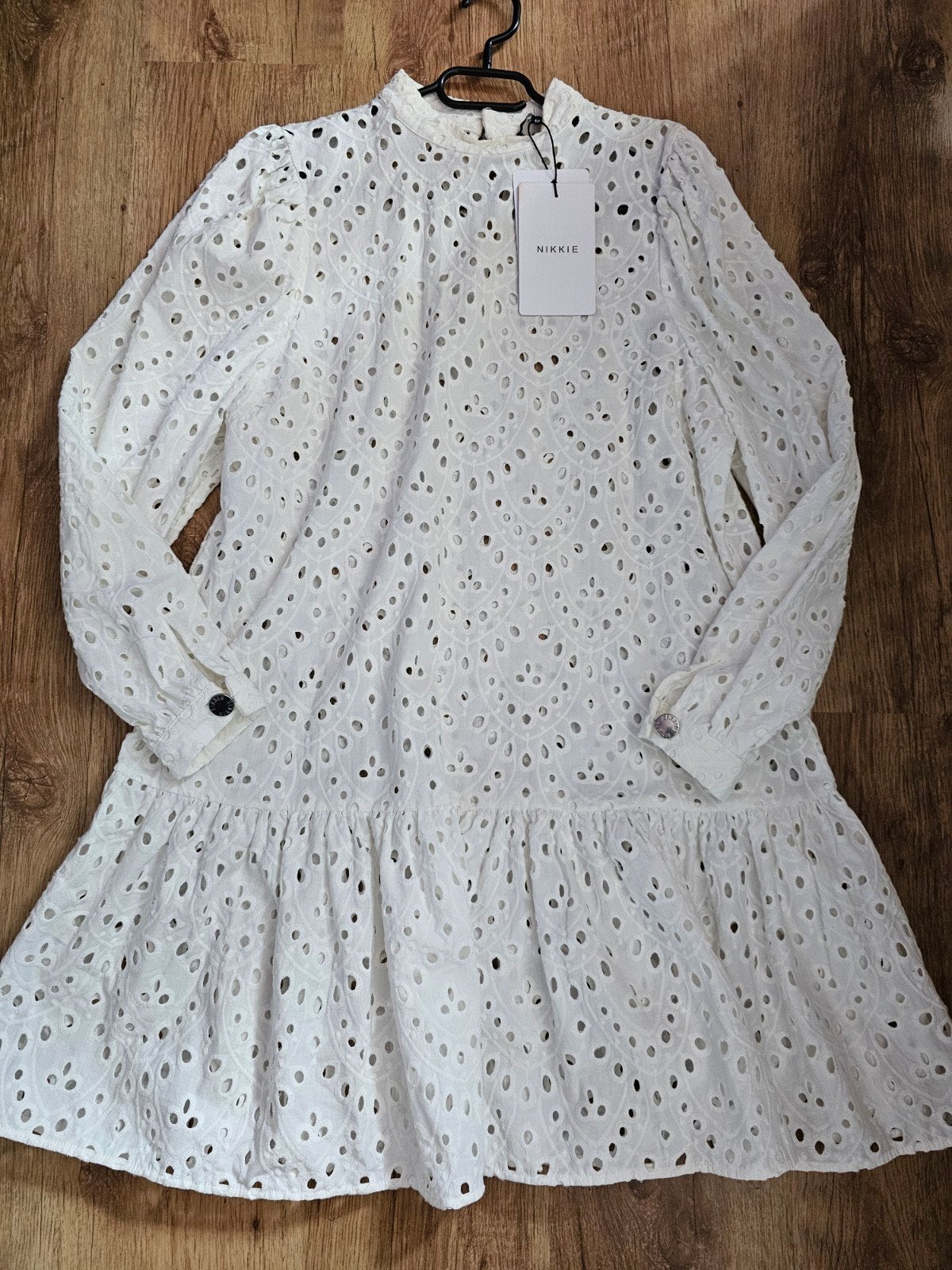 NIKKIE; MOOIE NIEUWE BRODERIE JURK M € 17,50, Ophalen, Nieuw, Maat 38/40 (M)