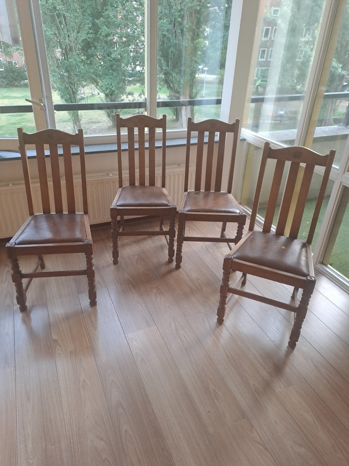4 antieke eikenhouten stoelen met leren zitting, Ophalen