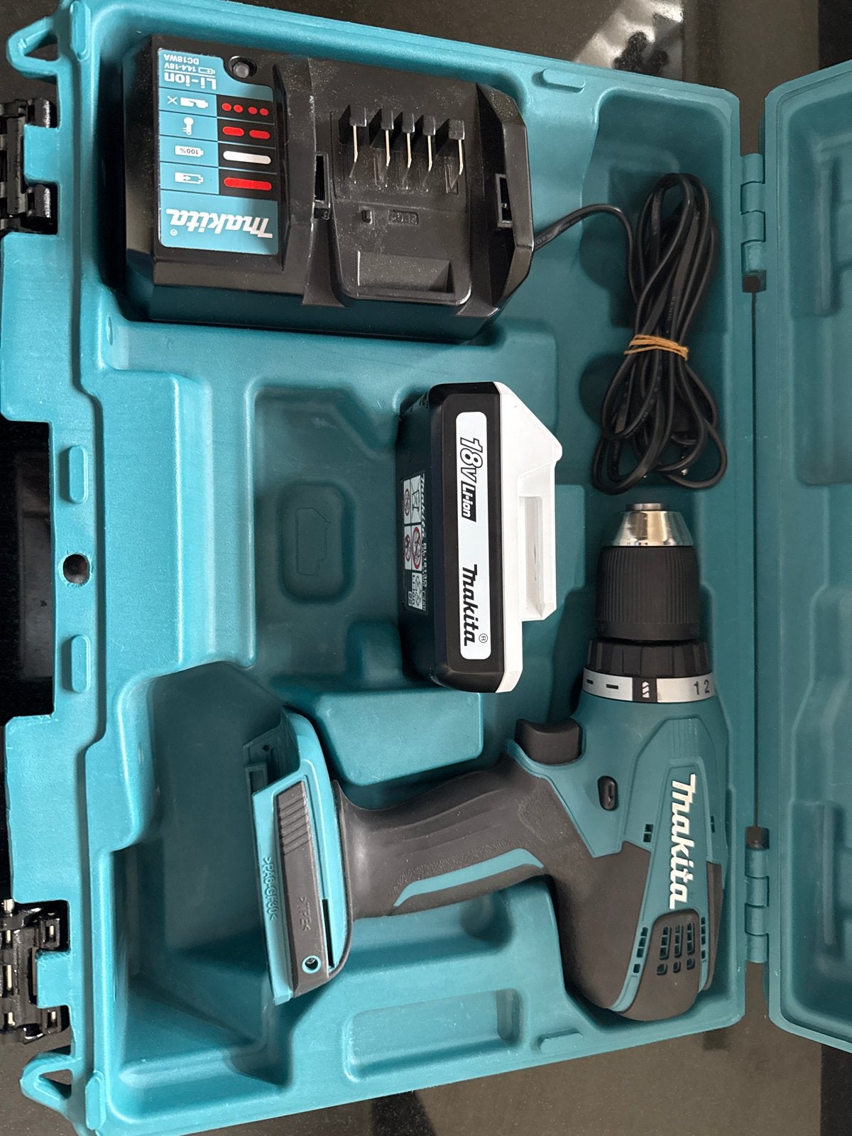 Makita Boor- en Schroefmachine met defecte accu, Doe-het-zelf en Verbouw, Gereedschap | Boormachines, Gebruikt, Variabele snelheid