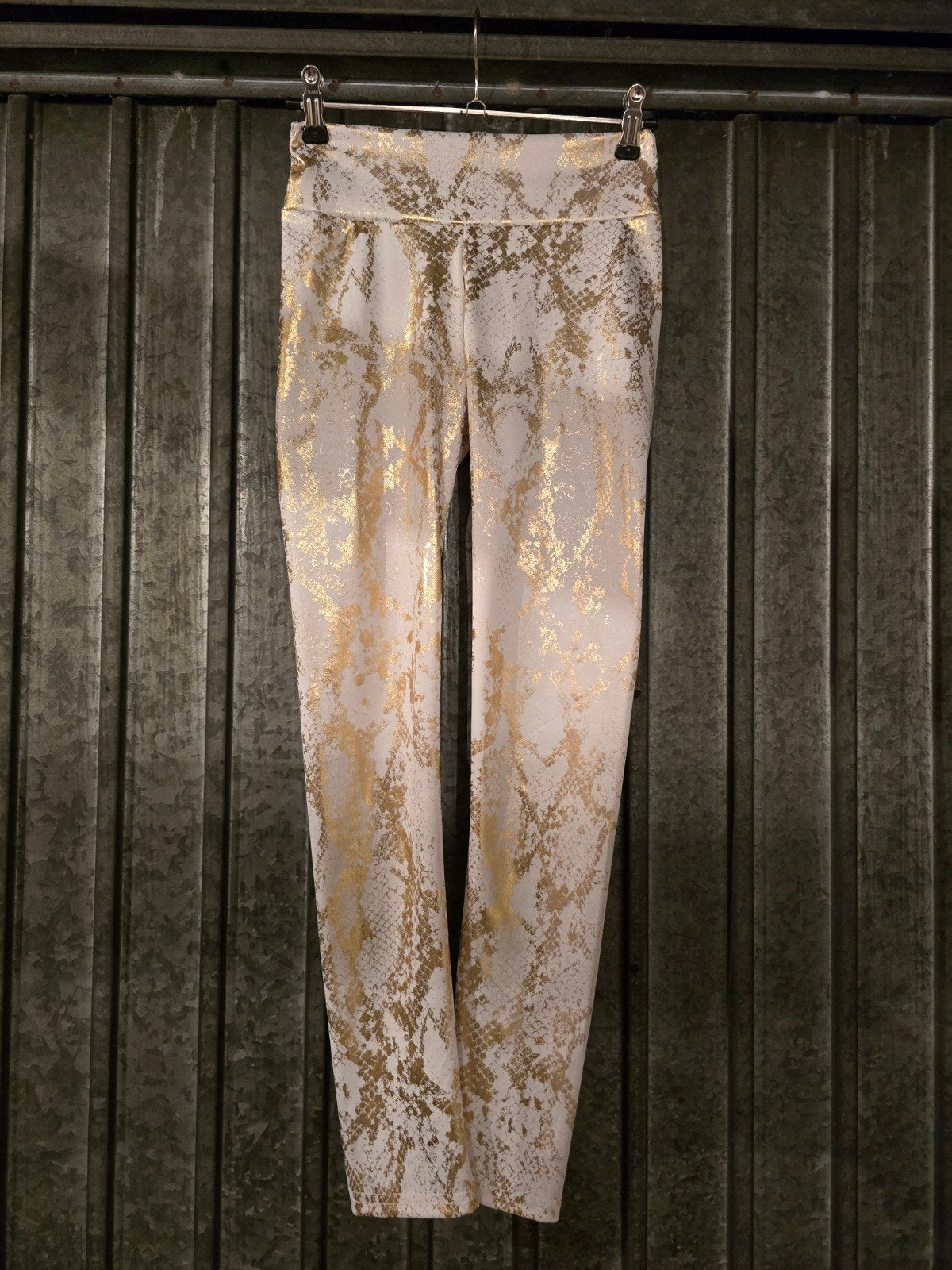 Nieuwe legging met goudkleurige slangenprint, Kleding | Dames, Broeken en Pantalons, Verzenden, Wit, Nieuw, Maat 36 (S)