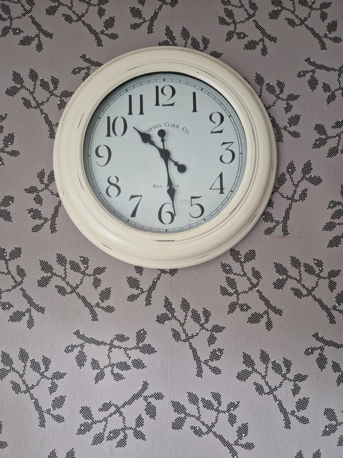 Crèmekleurige wandklok - Hampton Clock Co. - Vintage stijl, Vintage, Analoog, Ophalen of Verzenden, Beige
