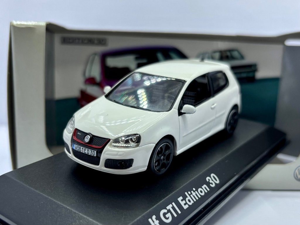 1:43  Volkswagen golf 5 GTI edition 30, Ophalen of Verzenden, Zo goed als nieuw, Auto, Overige merken