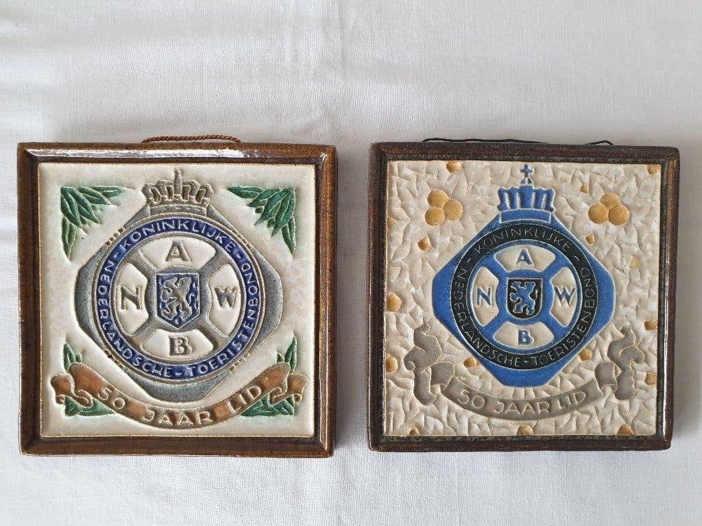 2 Porceleyne Fles cloisonné tegels. 50 jaar lid A.N.W.B., Ophalen of Verzenden