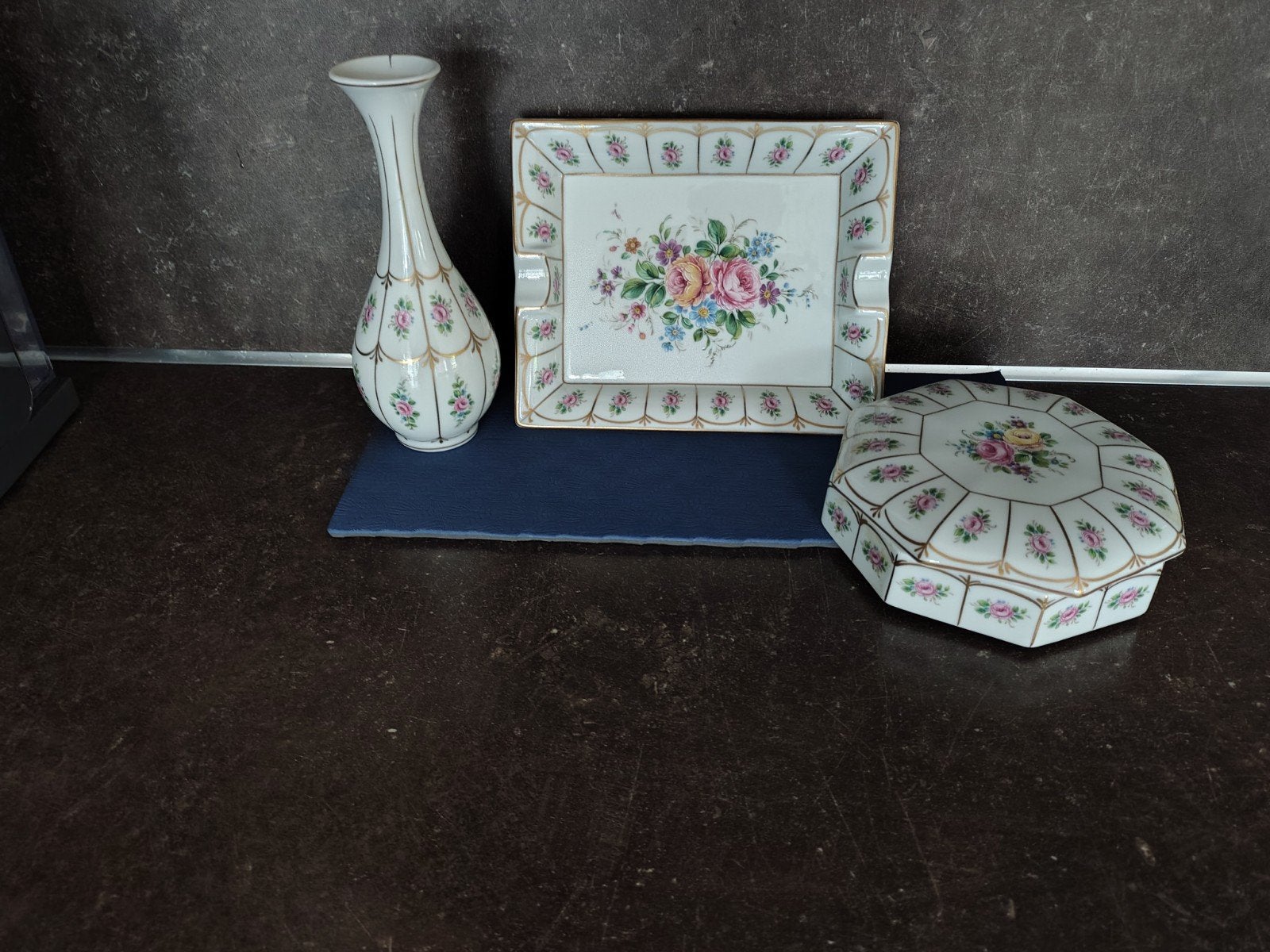 Vintage porseleinen set: vaas, asbak, doosje met rozen, Ophalen of Verzenden
