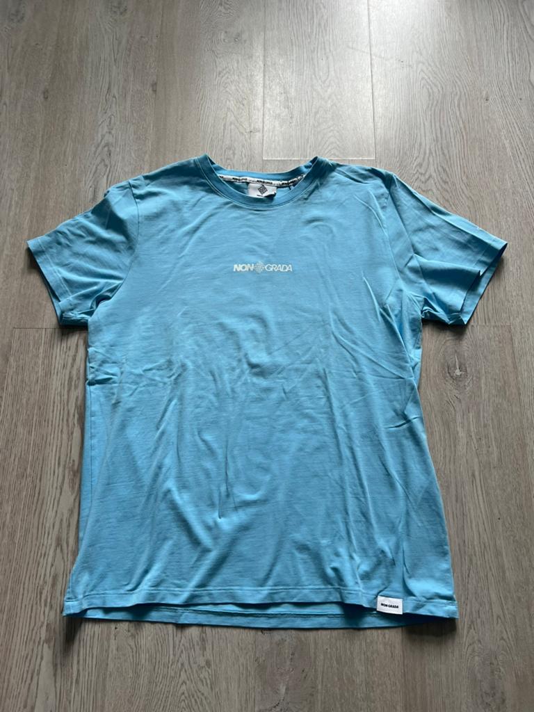 Non Grada blauw t-shirt met logo – maat XL, Ophalen of Verzenden, Zo goed als nieuw, Maat 56/58 (XL), Blauw