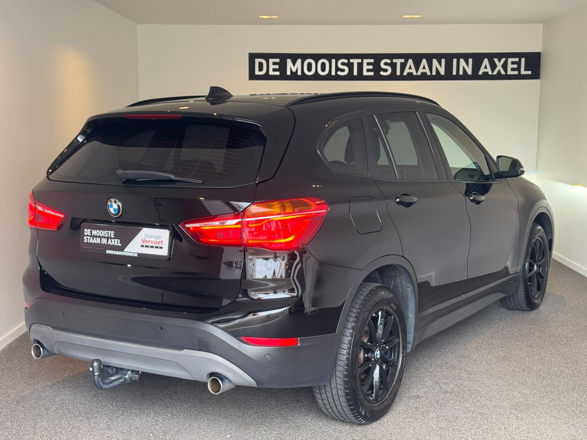 BMW X1 sDrive20i Executive (bj 2019, automaat), Auto's, BMW, 1998 cc, Stof, Zwart, Automatische klimaatregeling