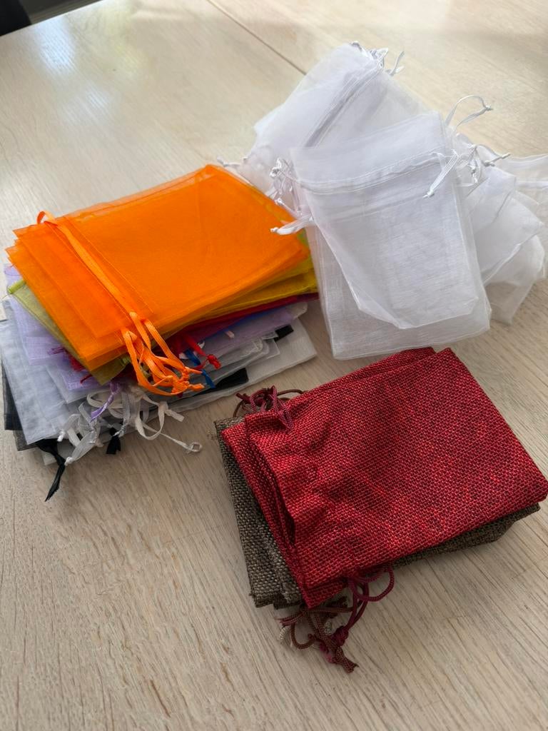 Ca 75 stuks diverse kleuren organza zakjes, Ophalen of Verzenden, Zo goed als nieuw