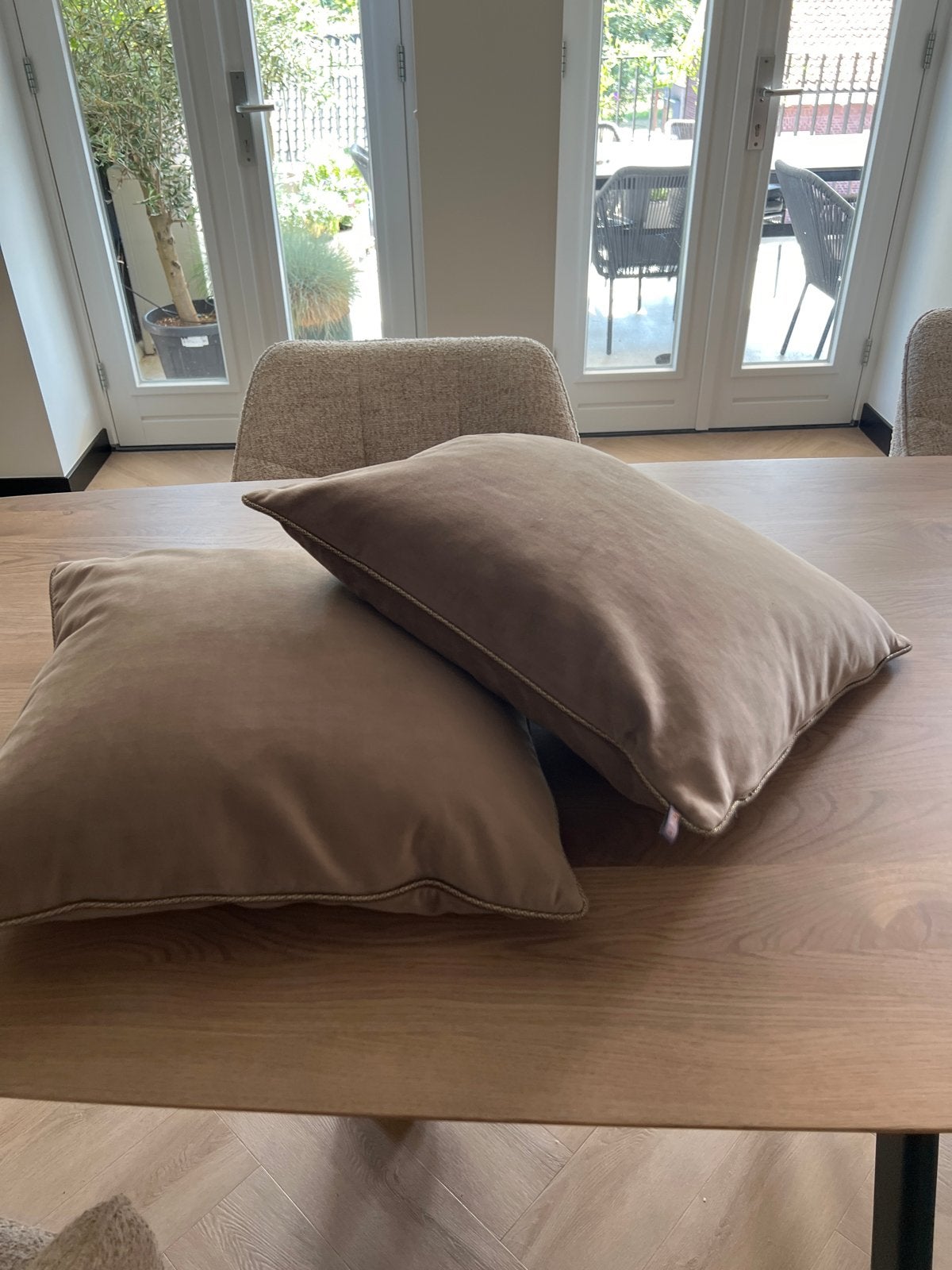 Set van 2 Claudi sierkussens - Taupe/Beige, Huis en Inrichting, Inclusief binnenkussen, Beige, Vierkant, Ophalen of Verzenden