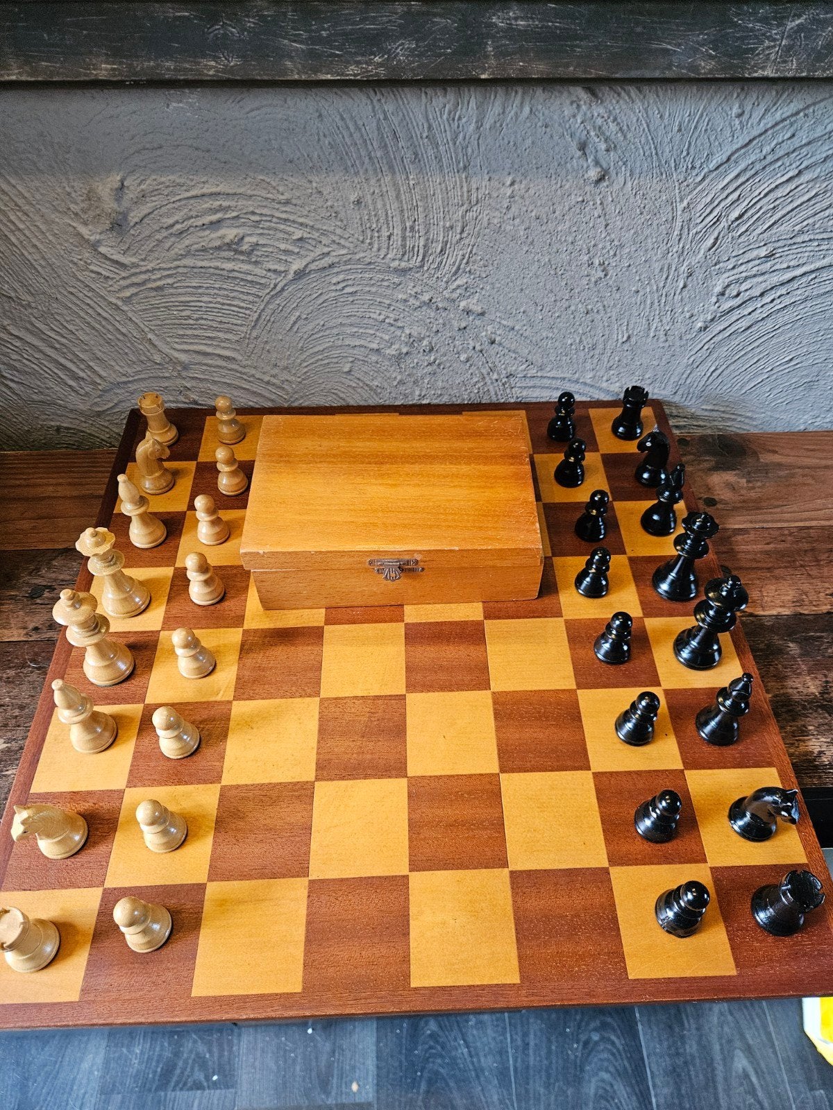 Vintage groot schaakspel met houten bord en Schaakstukken, Een of twee spelers, Ophalen of Verzenden, Gebruikt