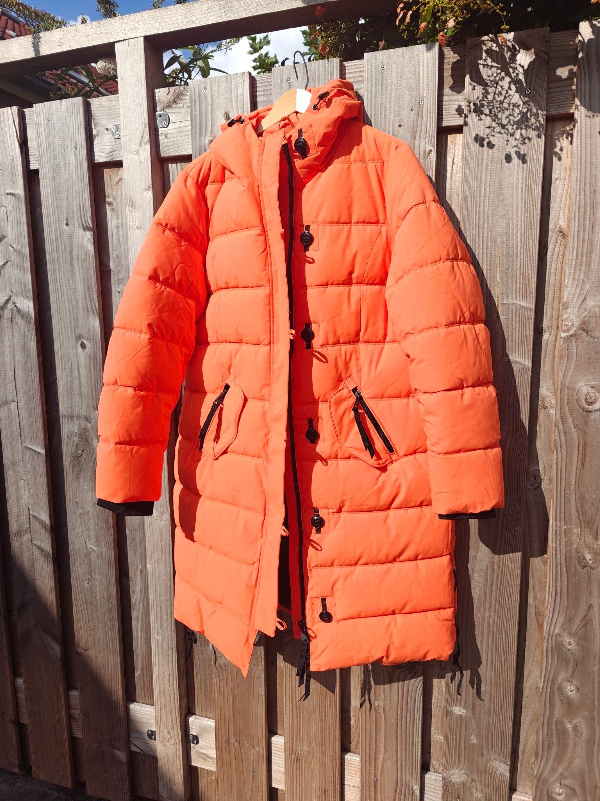 Lange oranje winterjas met capuchon, Kleding | Dames, Maat 42/44 (L), Nieuw, Oranje, Ophalen of Verzenden