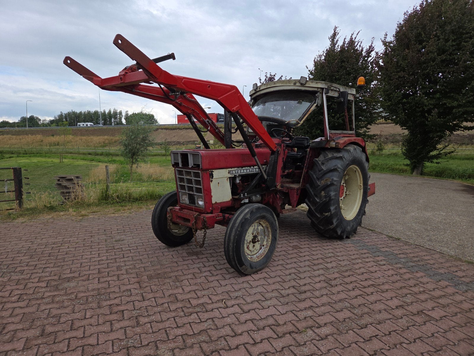 Inter 644 met voorlaaier en bak 1980, Ophalen, Gebruikt, Case IH, Tot 80 Pk
