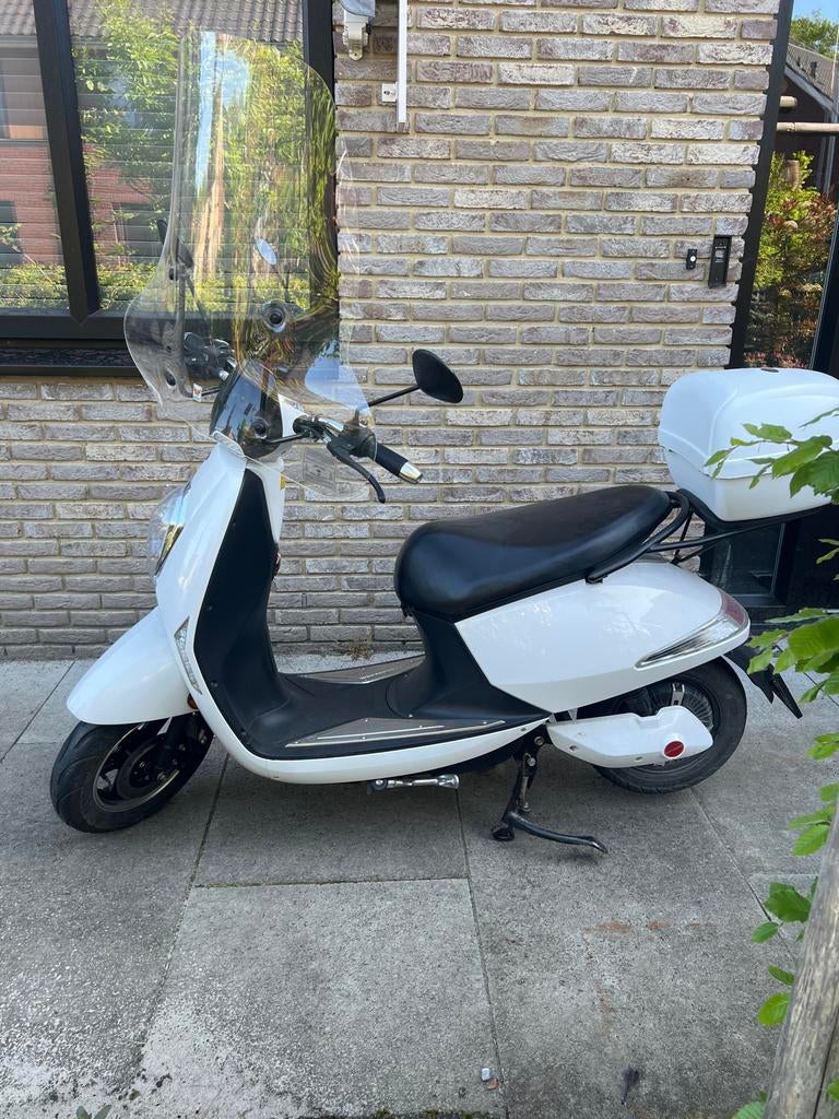 Witte elektrische scooter met windscherm en topkoffer, Ophalen of Verzenden, Gebruikt, Maximaal 25 km/u, Elektrisch