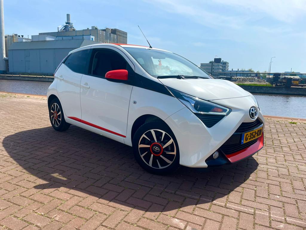 Toyota Aygo 1.0 72pk 5D 2019 NAP Dakje Carplay Airco Led, Voorwielaandrijving, Zwart, 4 stoelen, Leder en Stof