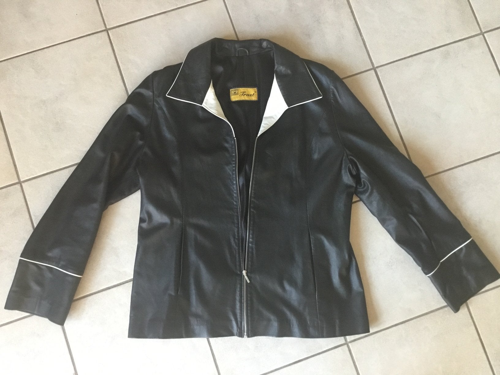 Elegant zwart kalfsleren jasje met witte details - Maat 44, Ophalen of Verzenden, Zo goed als nieuw, Maat 42/44 (L), Zwart