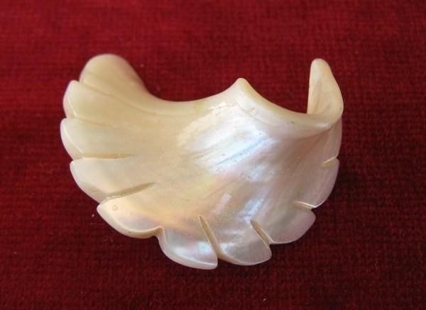 Vintage Handgesneden Parelmoer Broche – Vleugel  (144), Ophalen, Zo goed als nieuw, Overige materialen