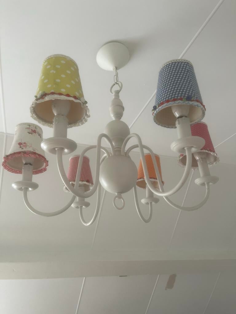 Vrolijke Kinderkroonluchter met Gekleurde Lampenkappen, Huis en Inrichting, Lampen | Kroonluchters, Ophalen, Gebruikt, Metaal