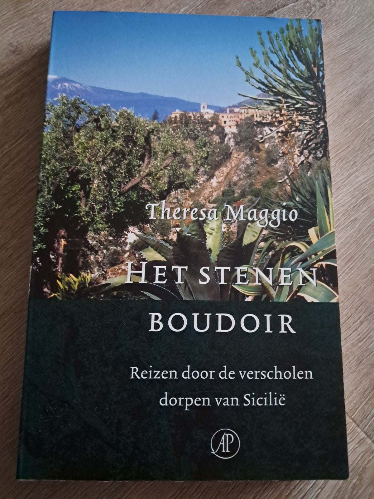 D3 Het Stenen Boudoir - Reizen door de dorpen van Sicilië, Europa, Ophalen of Verzenden, Reisgids of -boek, Theresa Maggio