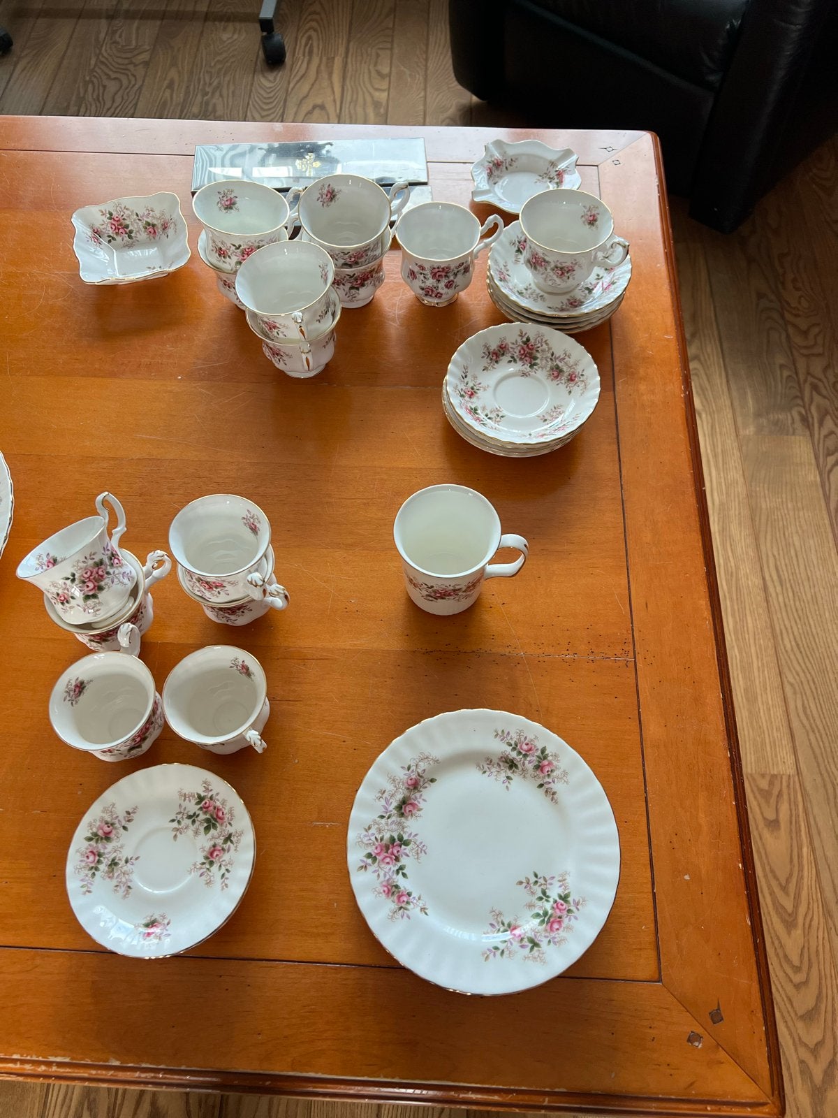 Royal Albert Lavender Rose Beender Porselein Servies, Antiek en Kunst, Ophalen