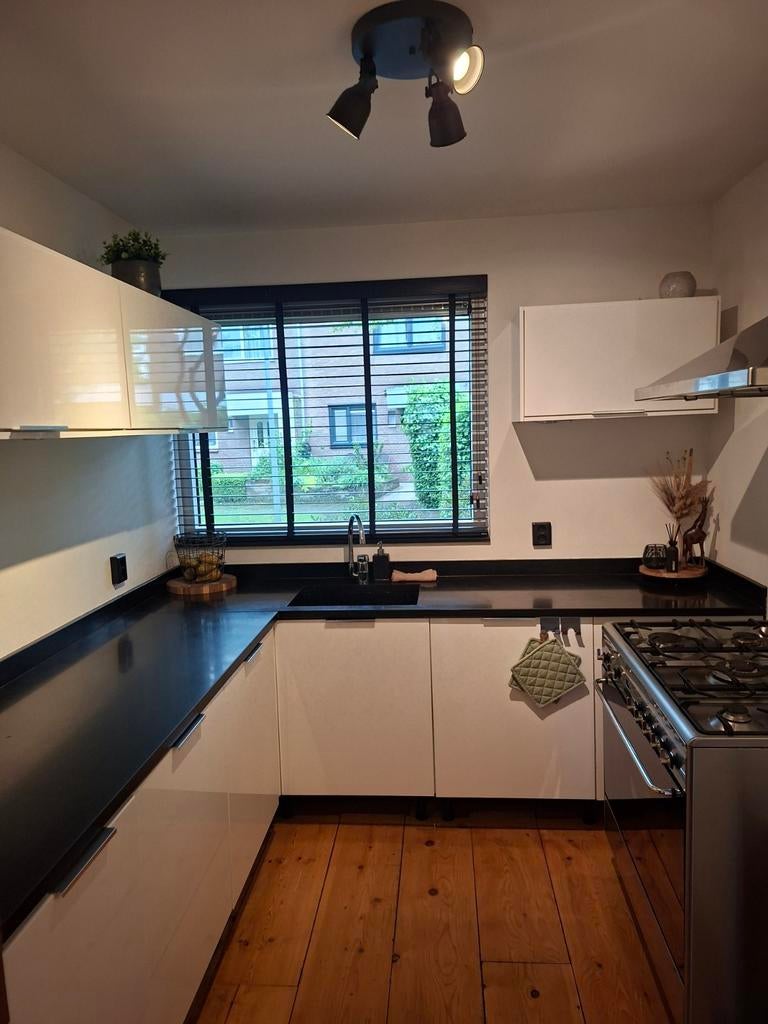 Witte hoogglans keuken met stenen aanrechtblad, Ophalen, Gebruikt, Wit