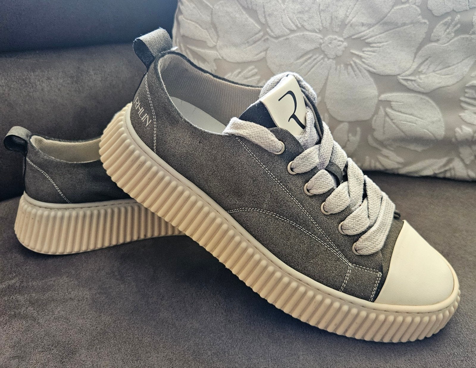 Luxe RHUN Treble 2020 Platform Sneakers Grijs Suède Maat 41, Ophalen, Zo goed als nieuw, Overige kleuren