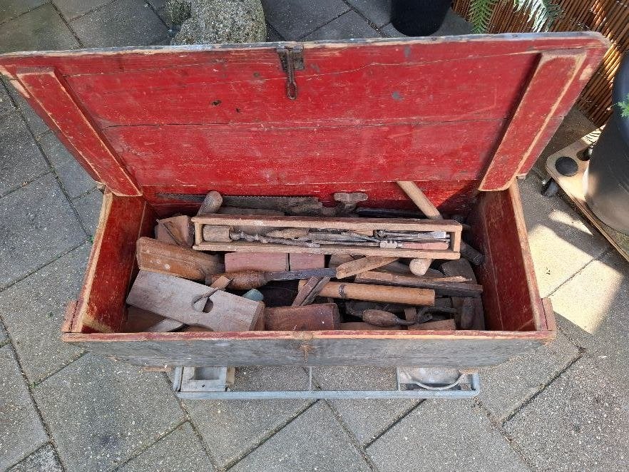 antiek gereedschap in houten kist, Ophalen