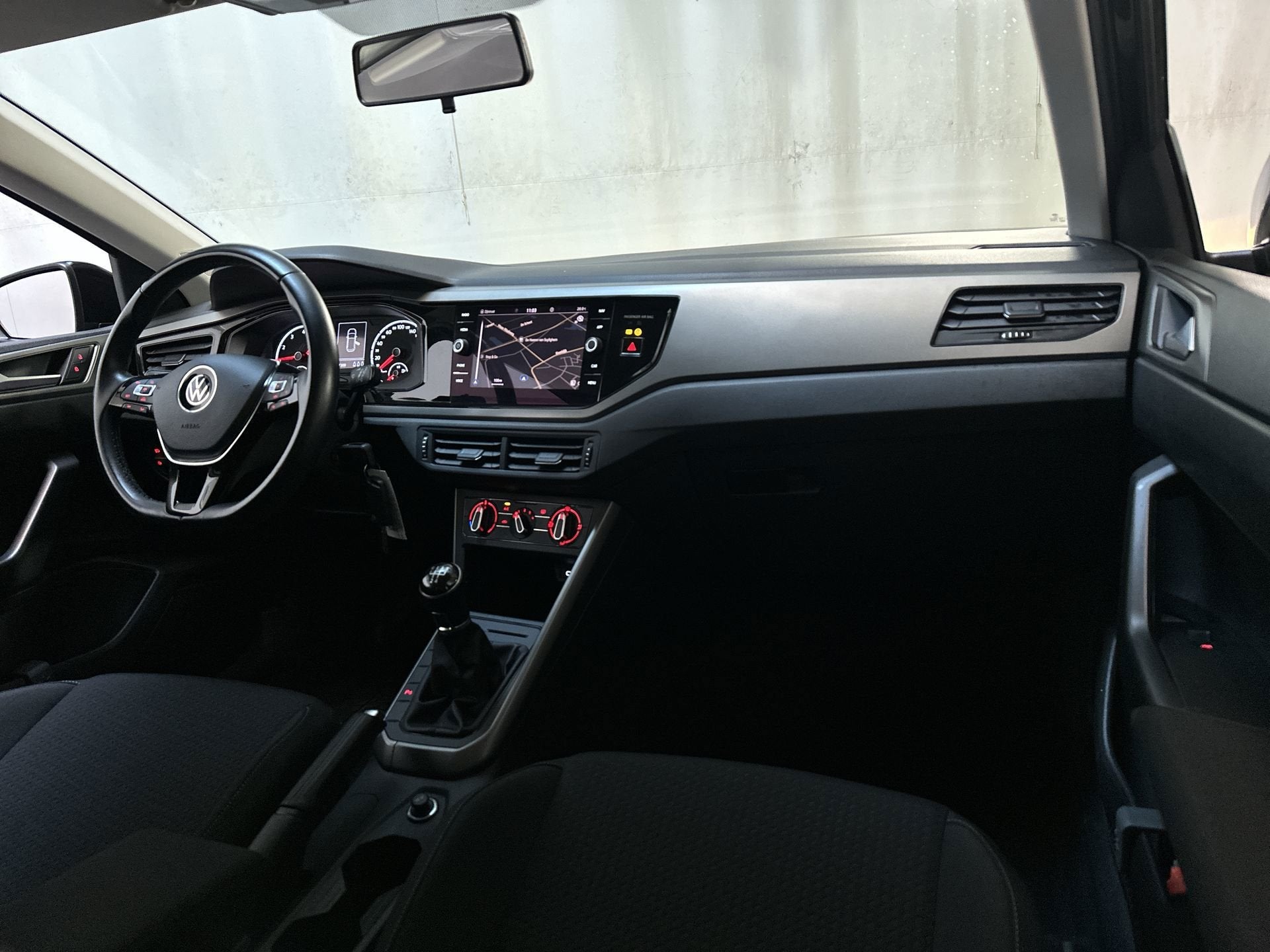 Volkswagen Polo 1.0 TSI Comfortline Parkeersensoren Navigati, Voorwielaandrijving, Gebruikt, Met garantie (alle), Origineel Nederlands