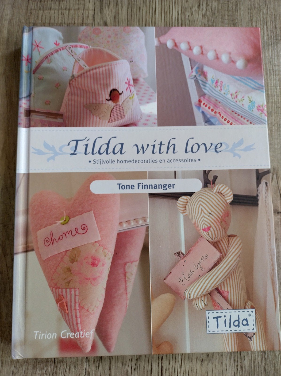 Tilda with love - Stijlvolle home decoraties en accessoires, Boeken, Ophalen of Verzenden, Zo goed als nieuw, Borduren en Naaien