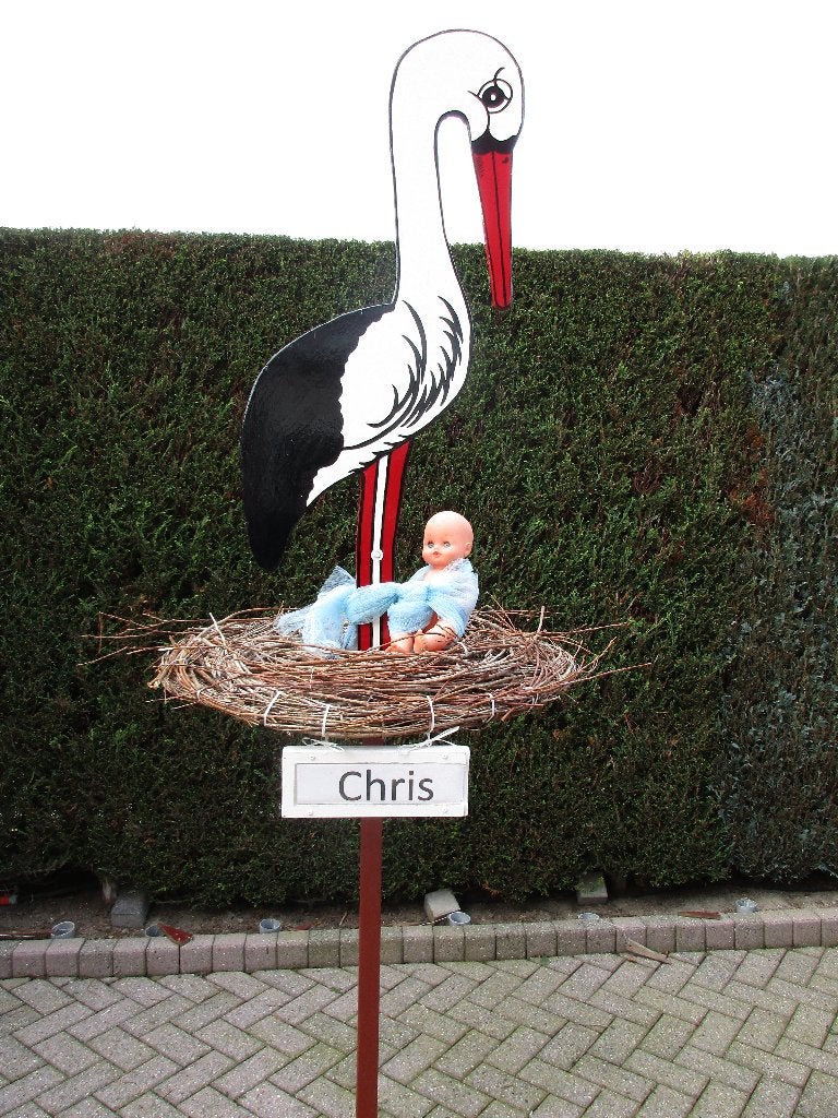 Geboorte ooievaar op nest met baby pop blauw of roze., Kinderen en Baby's, Ophalen, Nieuw, Geboortebord
