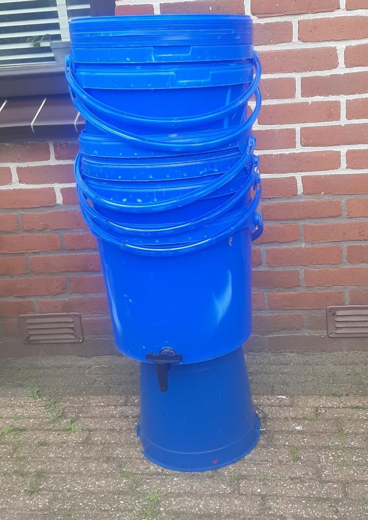 Wormenhotel gemaakt van emmers, Ophalen