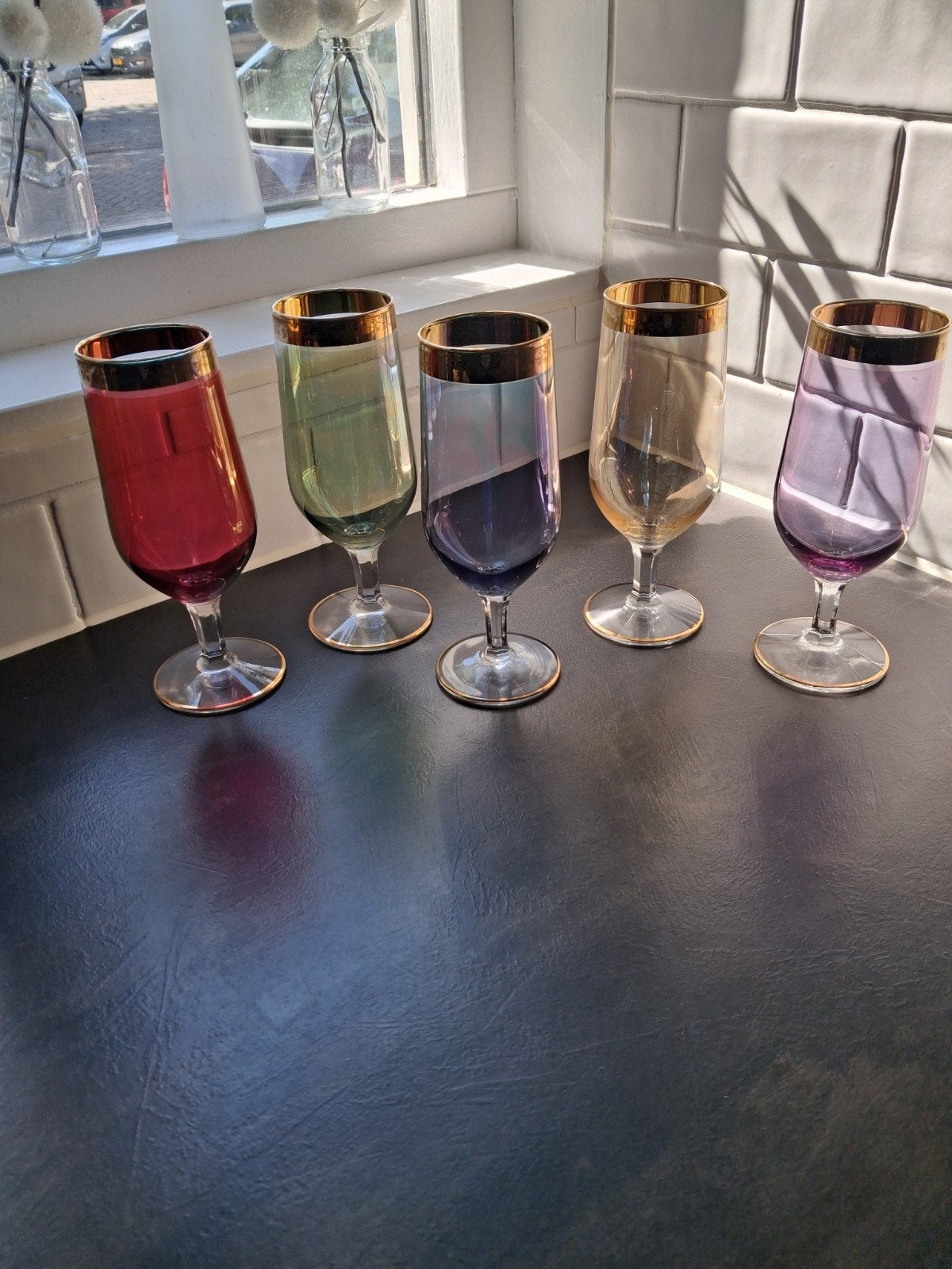 Kleurrijke Vintage Wijnglazen met Gouden Rand en Voet, Antiek en Kunst, Ophalen of Verzenden