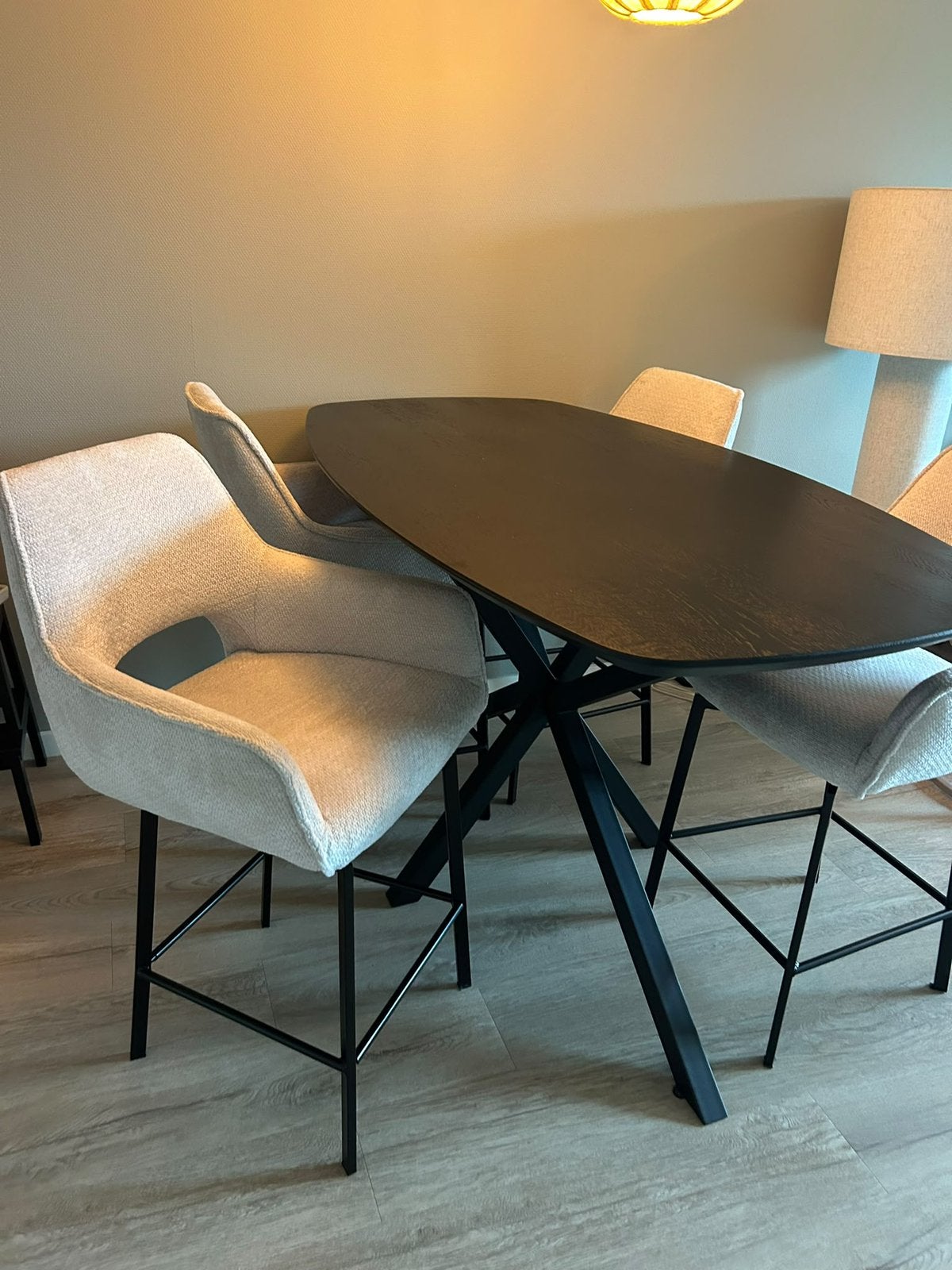 Foto 3 van Deens ovale bartafel met 4 barkrukken