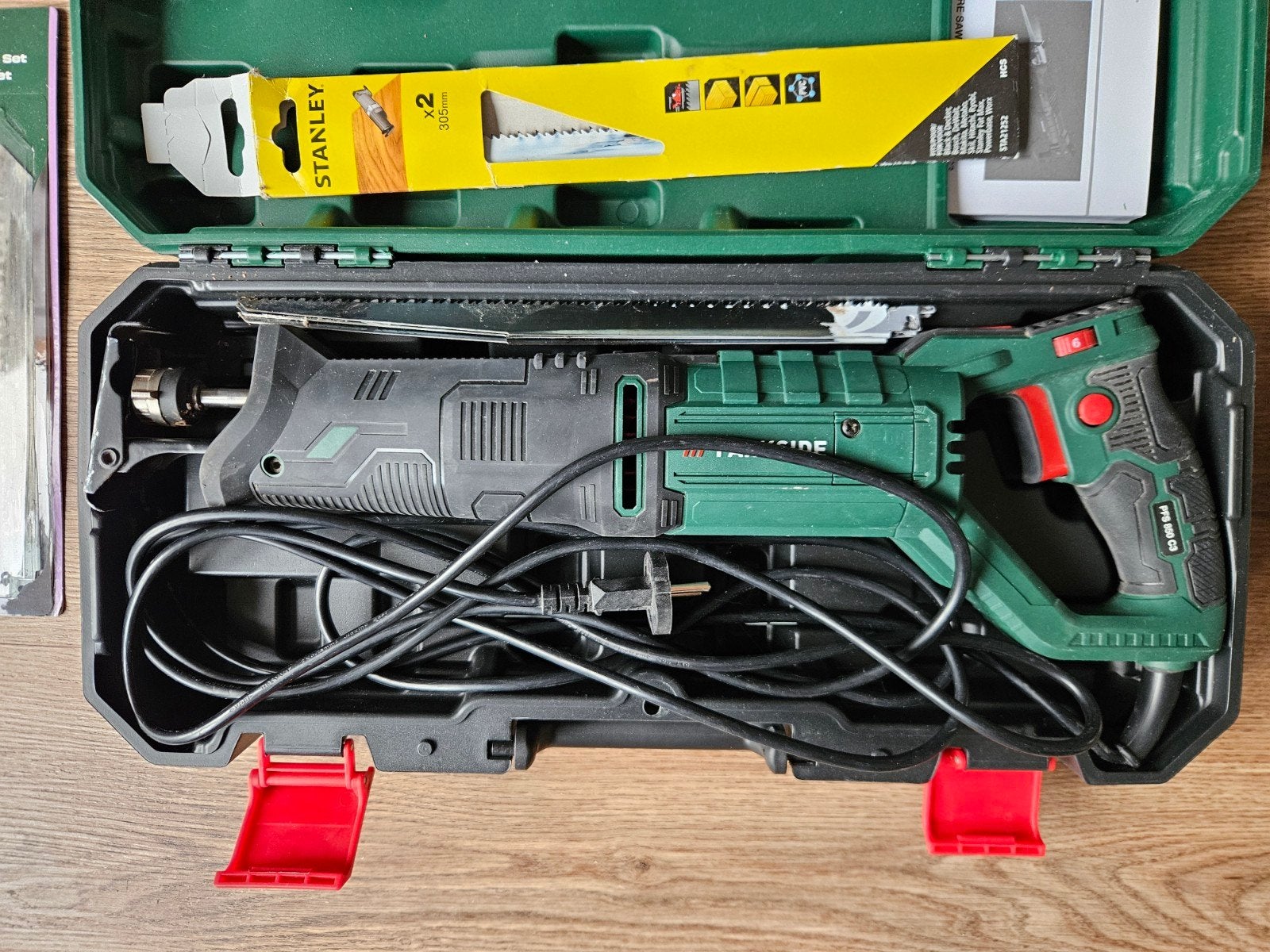 Te huur: Parkside Reciprozaag PFS 850 C3 met zaagbladen, Doe-het-zelf en Verbouw, 70 mm of meer, 600 tot 1200 watt, Ophalen of Verzenden