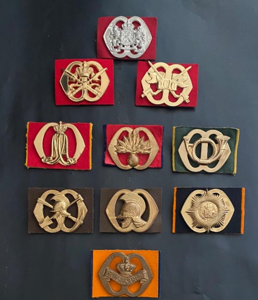 Verschillende militaire badges, Ophalen of Verzenden, Landmacht, Nederland, Embleem of Badge