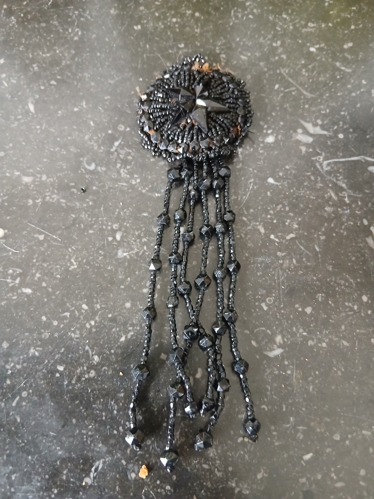 Prachtige handgemaakte  antieke git(rouw) apilcatie/ broche, Ophalen of Verzenden, Overige materialen, Broche