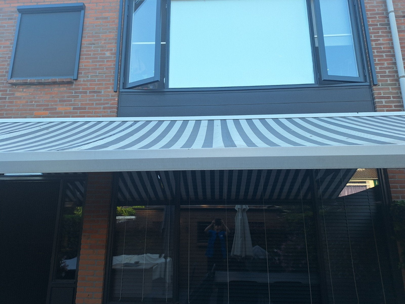 Zonnescherm met loszittend doek (5.70m breed, 2.50m uitval), Tuin en Terras, Zonneschermen, Ophalen, Gebruikt, Knikarmscherm