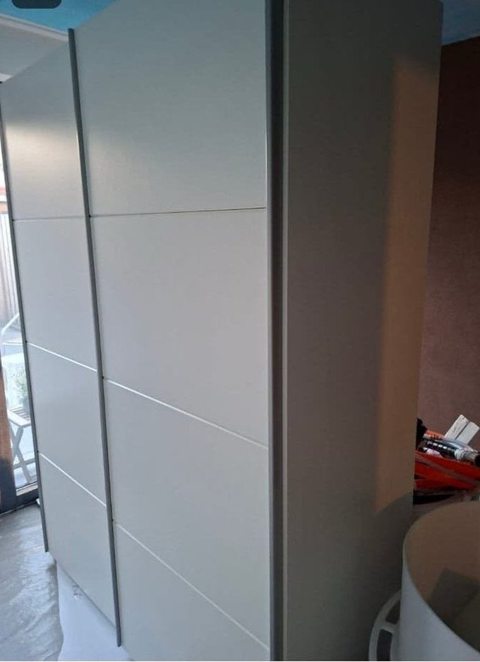 Witte kledingkast met schuifdeuren en hangruimte, Ophalen, Met plank(en), 100 tot 150 cm, 200 cm of meer