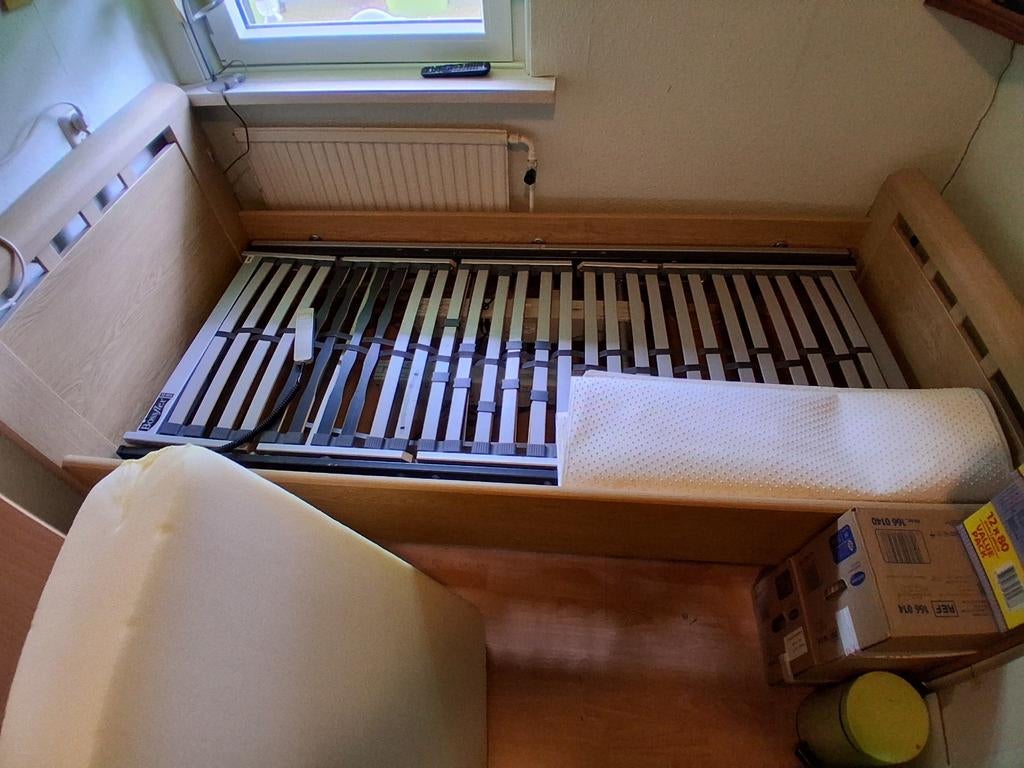 Senioren bed,Electrich, met alle toebehoren, matras 90x200., Ophalen, Gebruikt, Eenpersoons