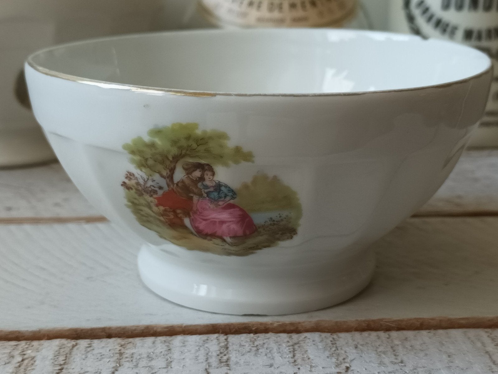 Antieke Franse porseleinen kom met romantisch decor, Ophalen of Verzenden