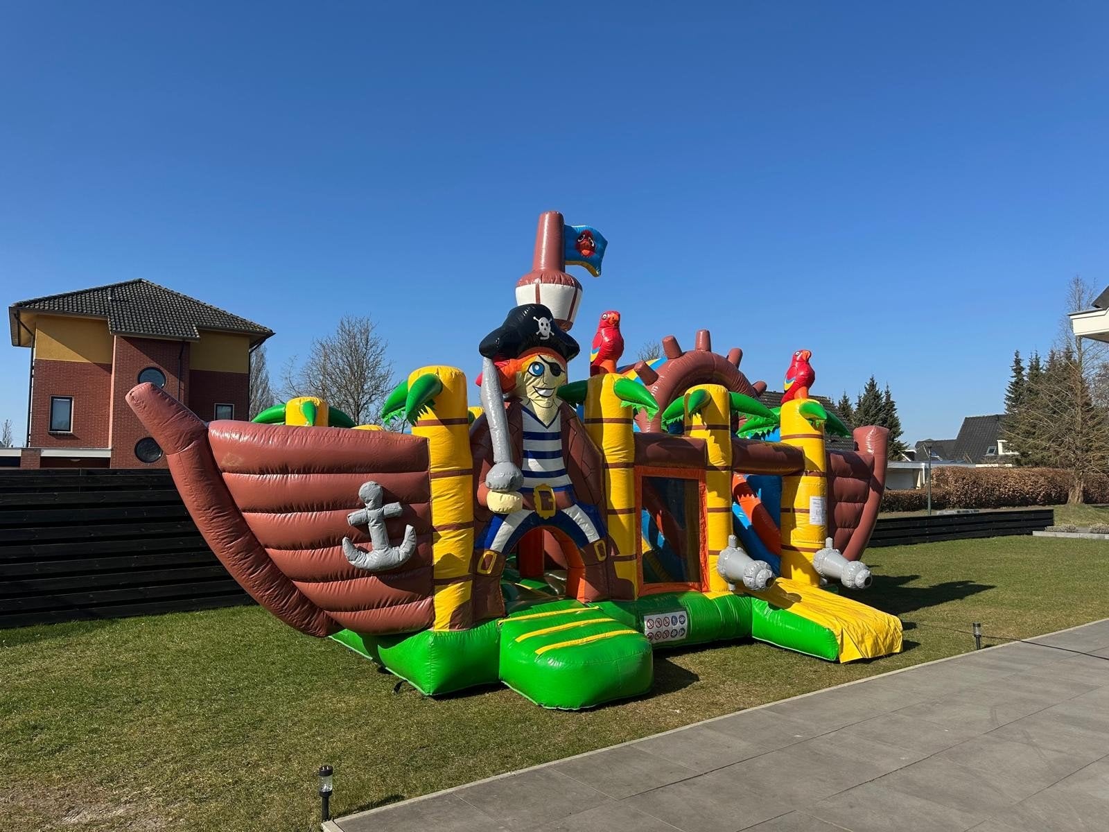 Multiplay piraat springkussen met glijbaan, Hobby en Vrije tijd, Feestartikelen | Verhuur, Ophalen of Verzenden, Zo goed als nieuw
