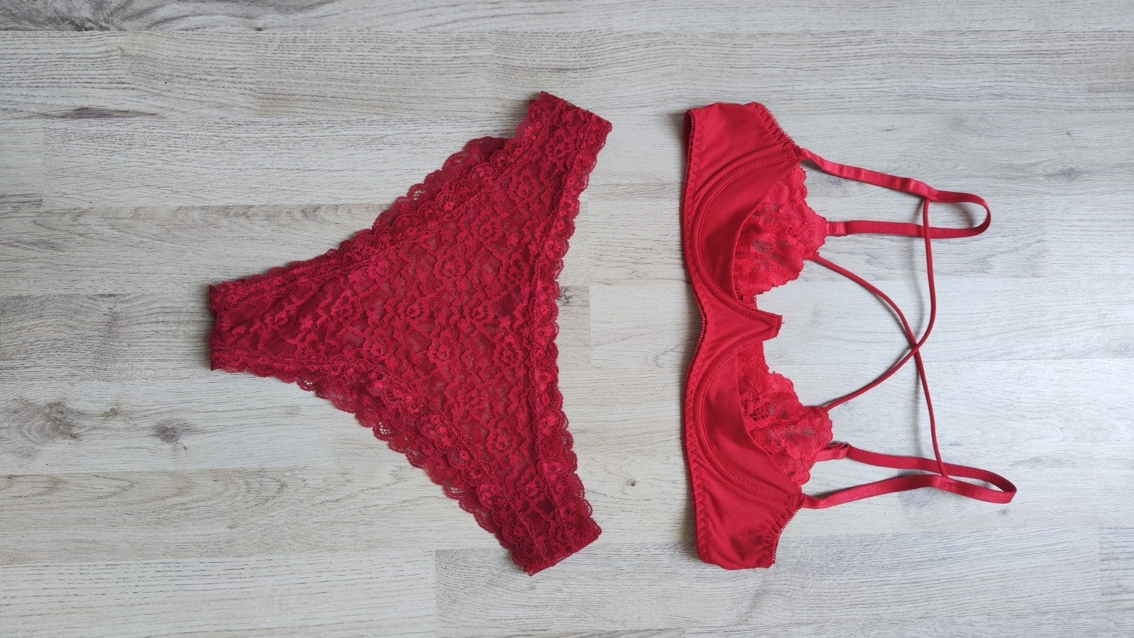 Prachtige rode lingerie set met kant en leuke details., Hunkemöller, Verzenden, Rood, Setje