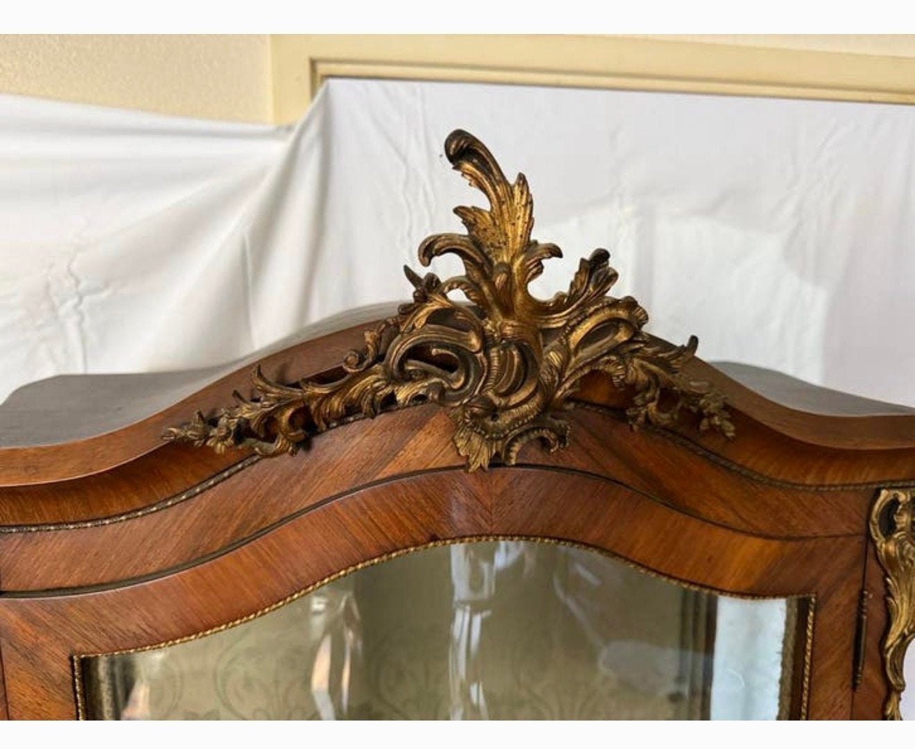 Antieke Louis XV vitrinekast met marqueterie en bronsbeslag, Ophalen